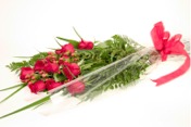 presentation bouquet of a dozen red roses with hyperacid Artfully wrapped in cello and tied with a pretty ribbon.