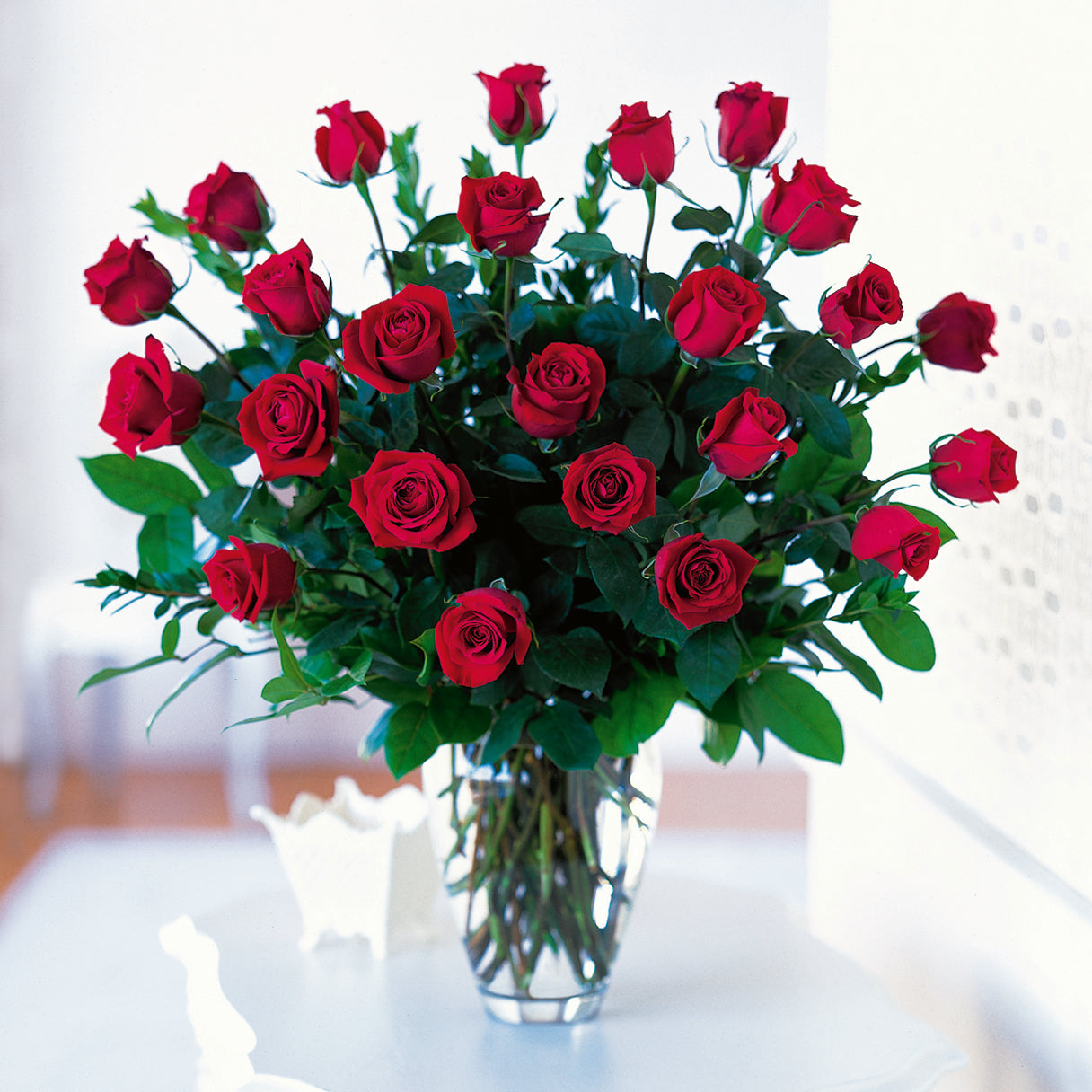 Timeless beauty trumps trendy! Twelve gorgeous Long Stem Roses in a clear vase.(Choose colors on next page)   Our long stem roses make a truly dramatic presentation. Sizes from $115 to $225.